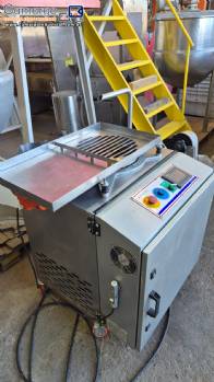 Temperadeira em inox para chocolate com mesa vibrat�ria 100 kg / h Hebleimar